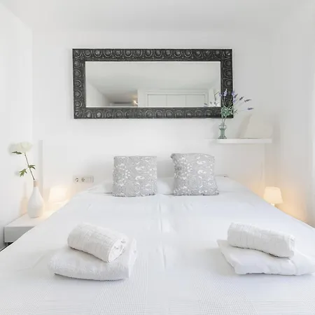 Esencia Mediterranea Precioso En Primera Linea 锡切斯